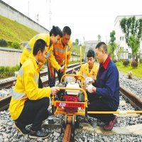 鐵道養(yǎng)路機(jī)械化應(yīng)用(鐵路小型養(yǎng)路機(jī)械操作及保養(yǎng))